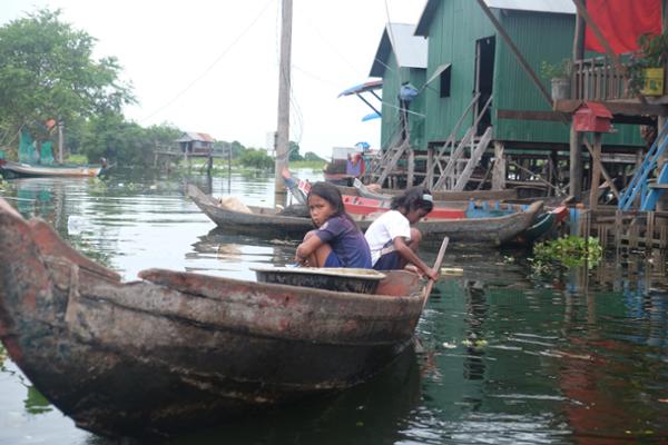 Deux fillettes sur une barque de Kompong Phluk